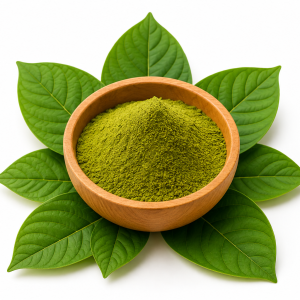 Green Maeng Da Kratom Pulver in Holzschale auf Kratomblättern